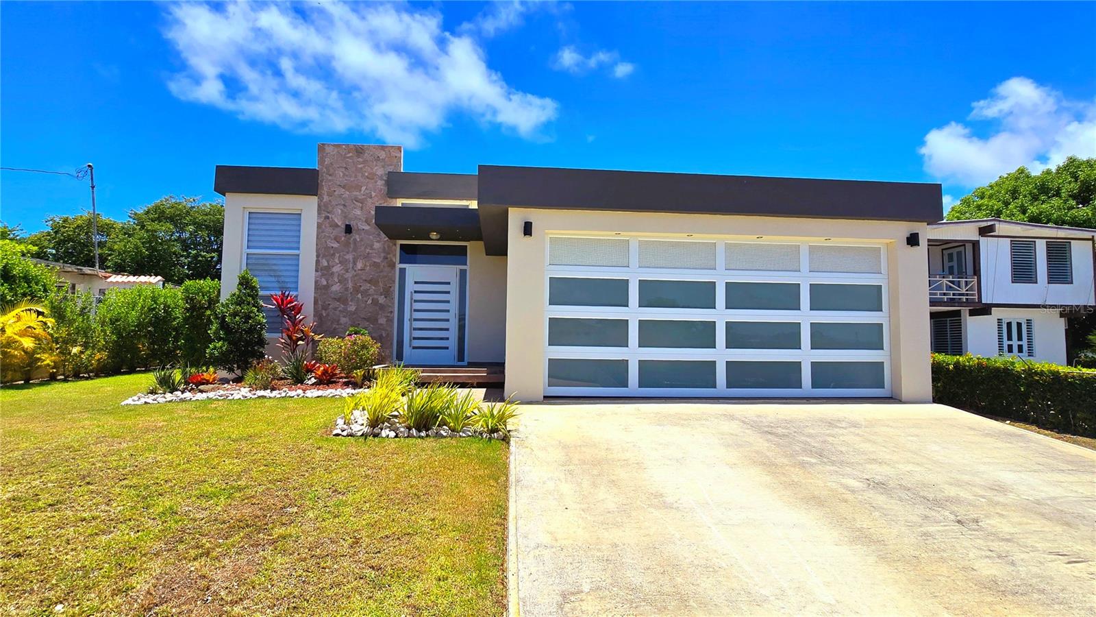 Come and discover this beautiful property located in the tourist area of Vega Alta, very close to Cerro Gordo Beach.
Welcome to the Residencias del Palmar development in Vega Alta, P.R.
This beautiful property was built just 3 years ago and offers spaciousness, security, and excellent location.
The property features:
-3 bedrooms
-2 bathrooms
-A beautifully equipped kitchen
-Living room, dining room, indoor laundry room, and double carport with garage door.
-The living area measures 1,282 sq ft.
-Appliances included: refrigerator, stove, microwave, washer, dryer, 2 air conditioners, 800-gallon cistern with pump, water heater, beautiful curtains, and a transfer switch.
You'll also enjoy a large lot with a surface area of 1,003 sq m.
The property features a large patio and a cozy terrace for spending quality time with your family.
It also has spacious side spaces for easy access and future projects.
The gated community is distinguished by its quiet location and easy access to the beaches of Cerro Gordo and Dorado.
This property has it all.