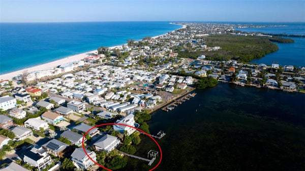 2512 AVENUE A, BRADENTON BEACH, FL 34217 - Image 6312d4204808dbd40d437d9363dddfa5/245680834