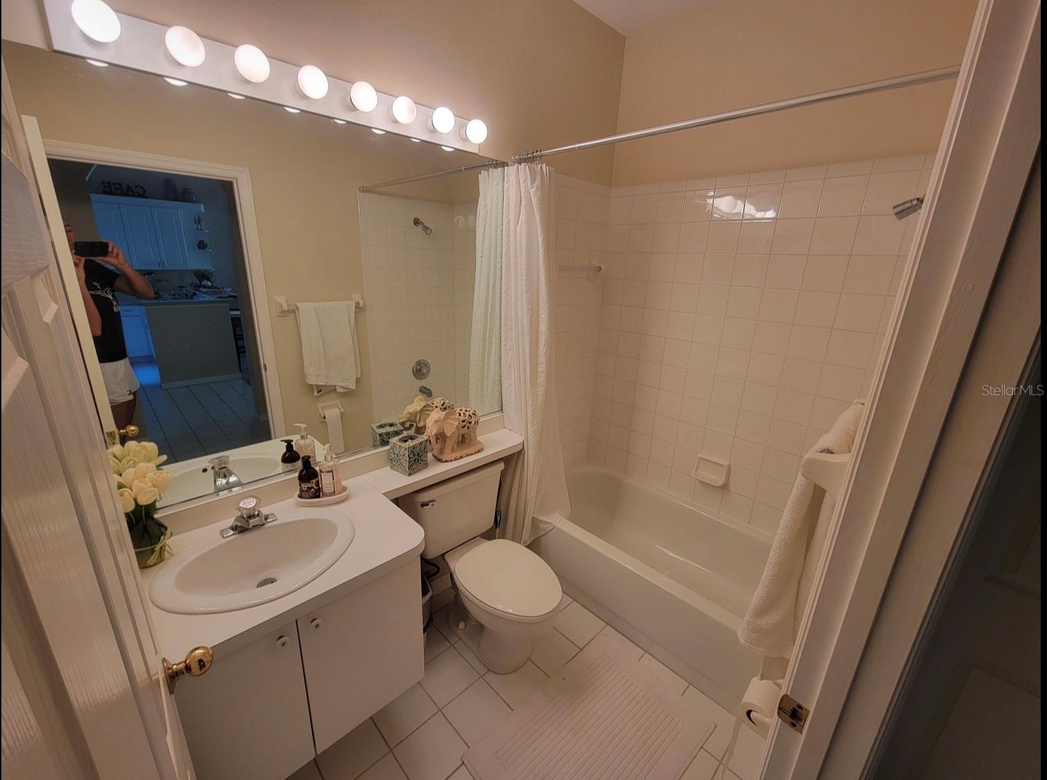 ROSEDALE 8 WESTBURY LAKES - Residential Lease