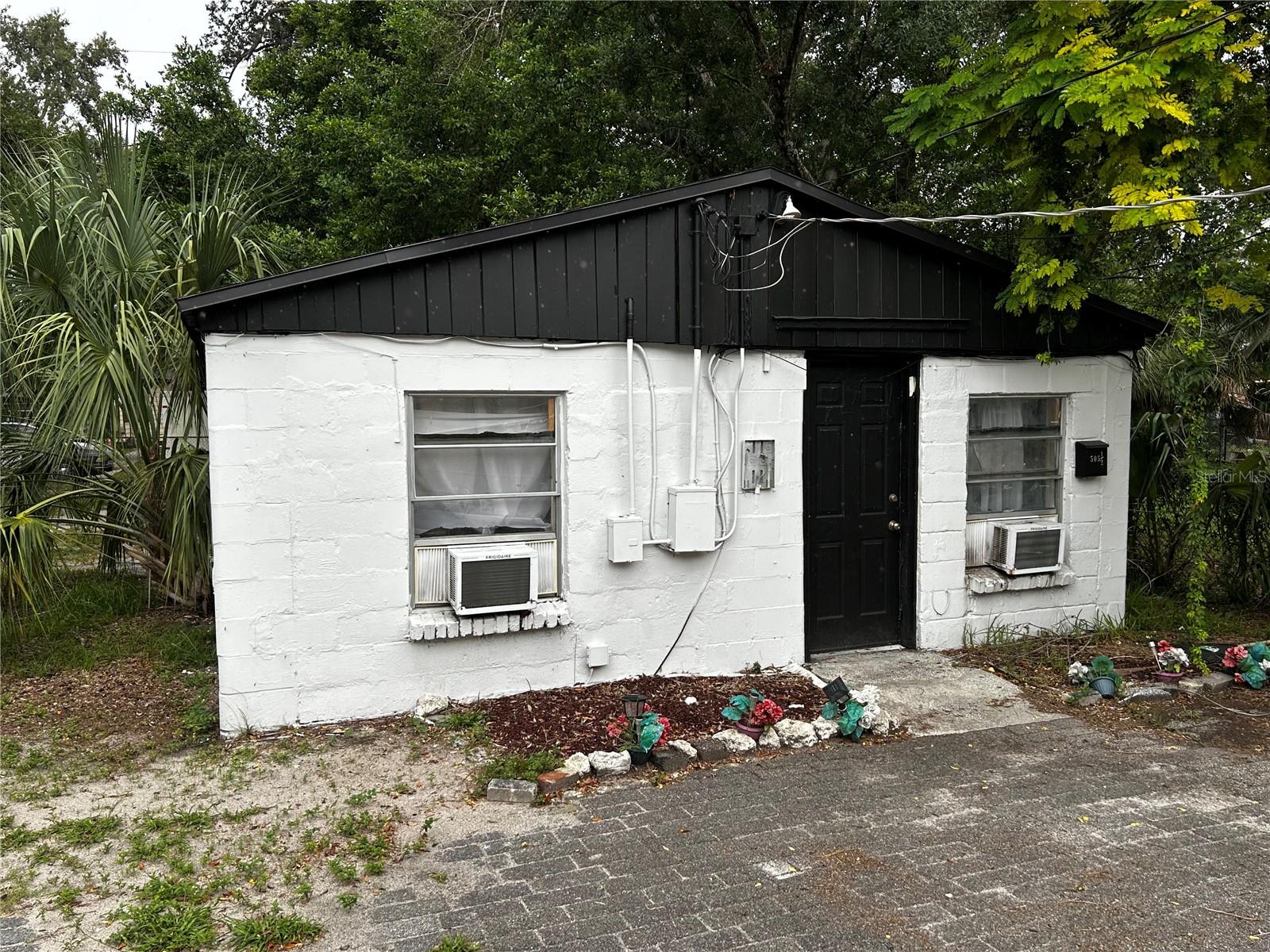 A 1 BEDROOM 1 BATH 700 SQFT HOME IN A GREAT LOCATION RIGHT OFF OF I-275. This property has its own private driveway and is pet friendly, the property has fresh paint and is an open floor plan. Esta propiedad tiene su propio camino privado y admite mascotas, la propiedad tiene pintura fresca y es un plano de planta abierto. TIENE UN PATIO DELANTERO GRANDE Y PATIO TRASERO. También hay mucho espacio para jardinerÃa, asà como una gran cantidad de almacenamiento.