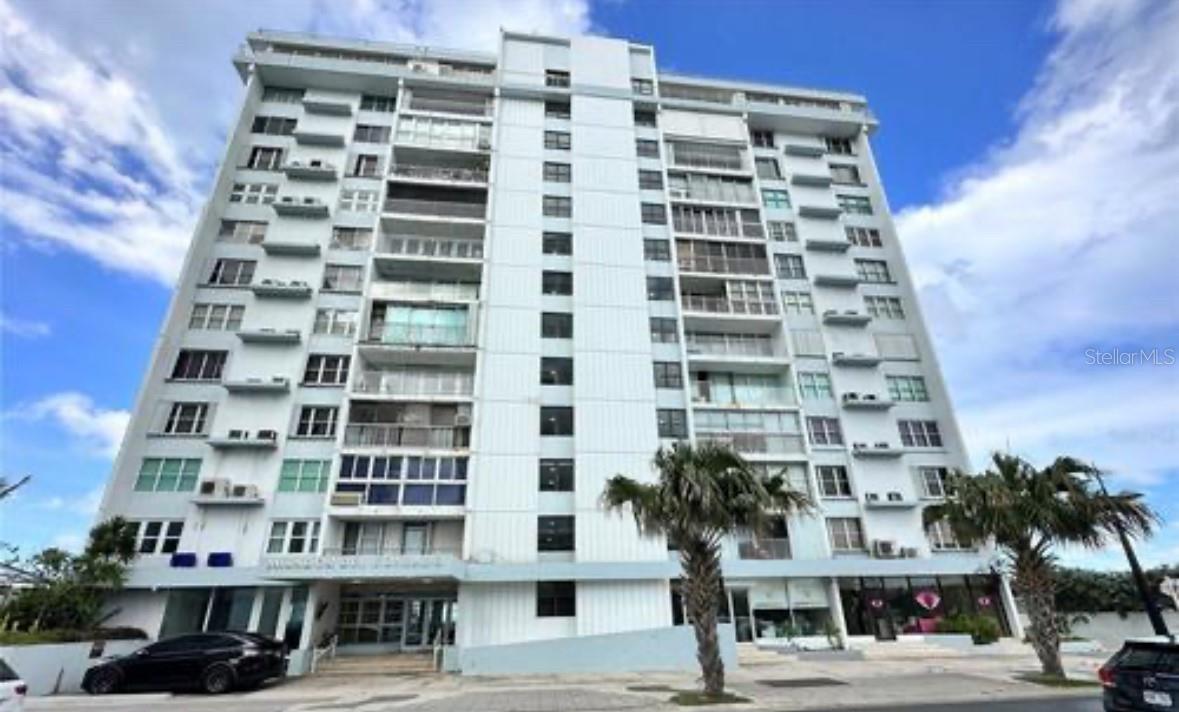 Live the Condado dream in this charming Mirador del Condado studio. This 468 sq ft recently remodeled gem boasts lagoon views & modern elegance, cross ventilation and a central location. The building is beachfront and the apt unit enjoys views of the Lagoon and Miramar. Walk to the beach, restaurants, & Condado Lagoon (perfect for paddleboarding/kayaking), it’s ideal for solopreneurs or part-time island residents.
Enjoy a pedestrian-friendly lifestyle in a vibrant location, bathed in natural light. The building enjoys 24hr security, a Partial generator for common areas, and full water cistern. This unit DOES NOT have an assigned parking space but there are rental parking spots nearby.(No Airbnb allowed)