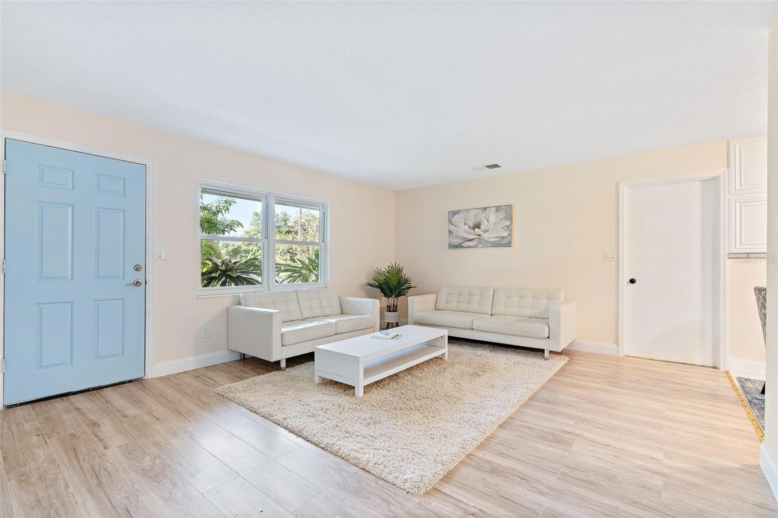 QUEENS MIRROR SOUTH - Residential