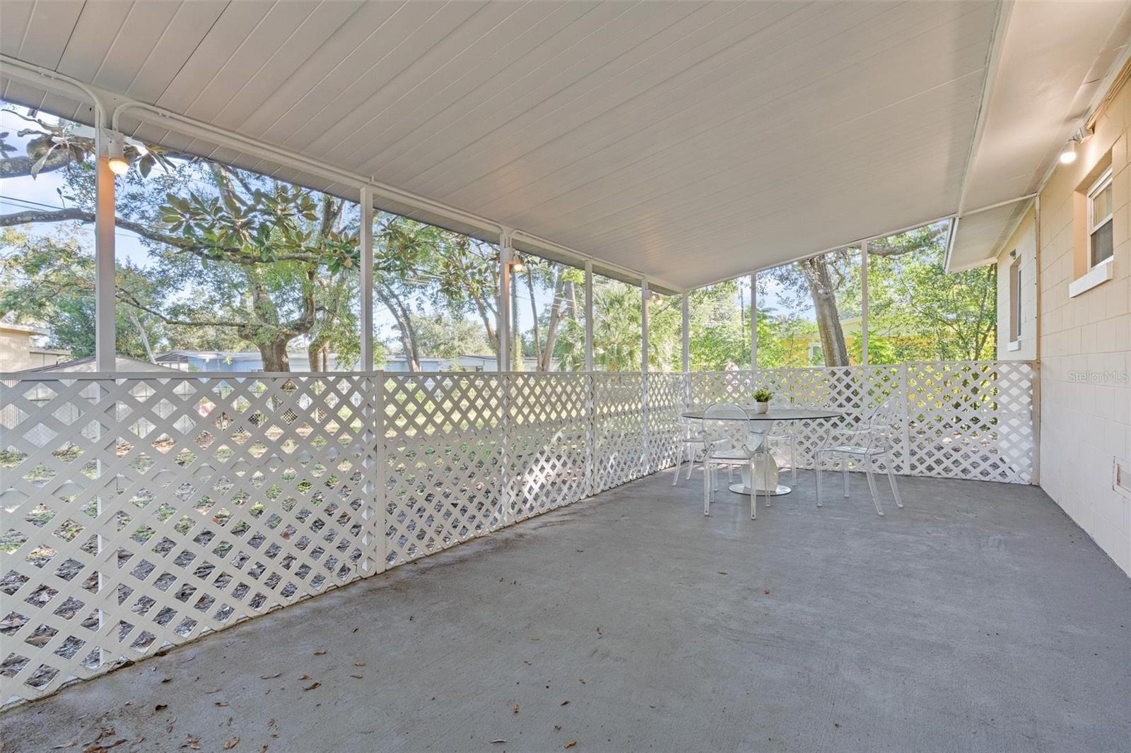 QUEENS MIRROR SOUTH - Residential