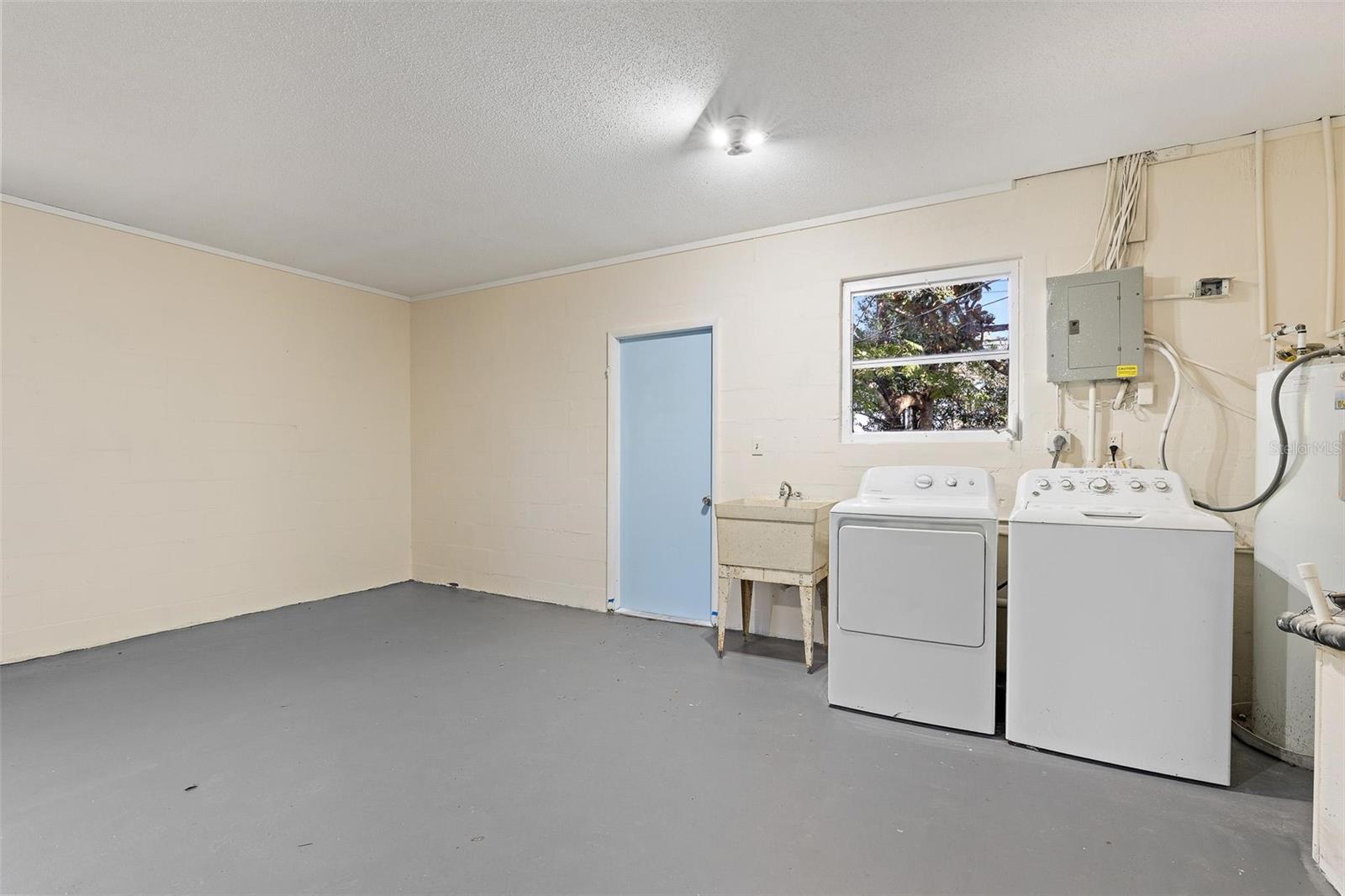 QUEENS MIRROR SOUTH - Residential