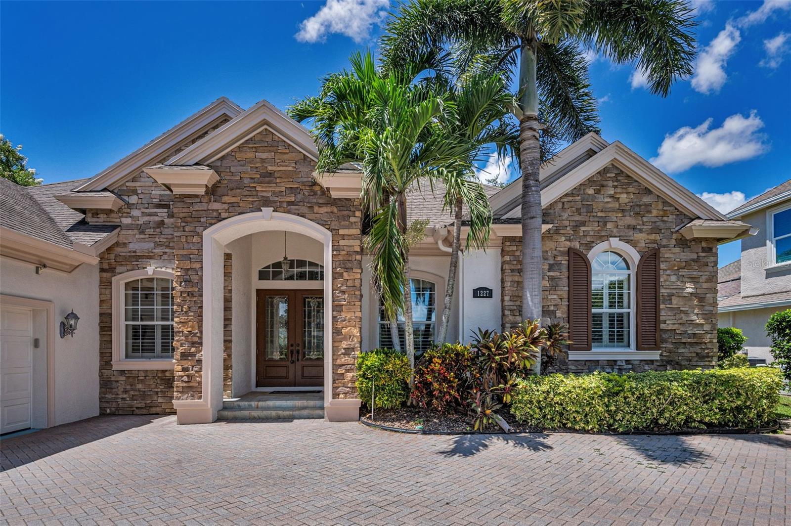 CHAMPIONS CLUB - Residential