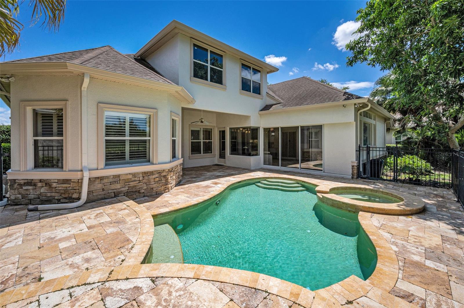 CHAMPIONS CLUB - Residential