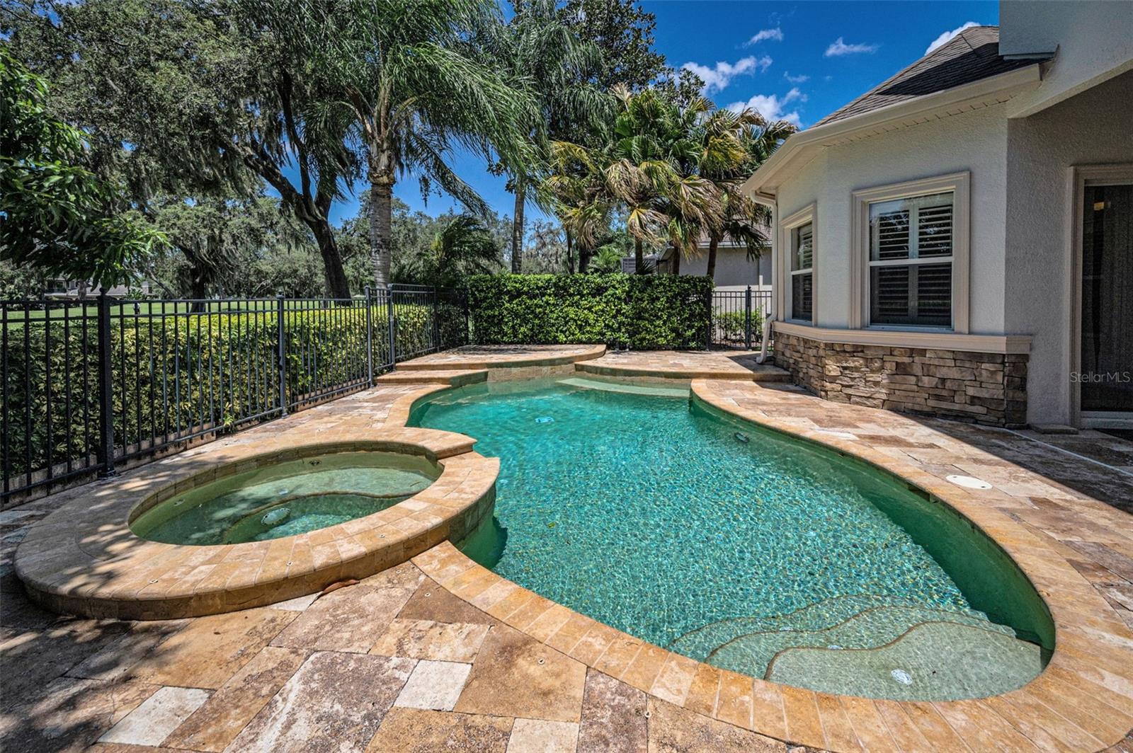 CHAMPIONS CLUB - Residential