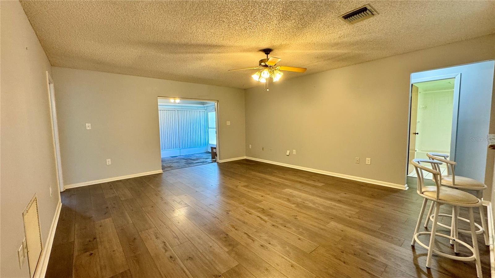 EUSTIS CENTURY OAKS ESTATES - Residential Lease