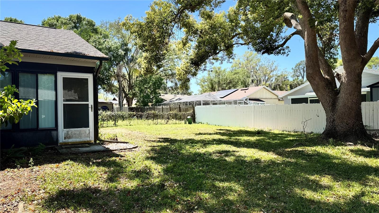 EUSTIS CENTURY OAKS ESTATES - Residential Lease