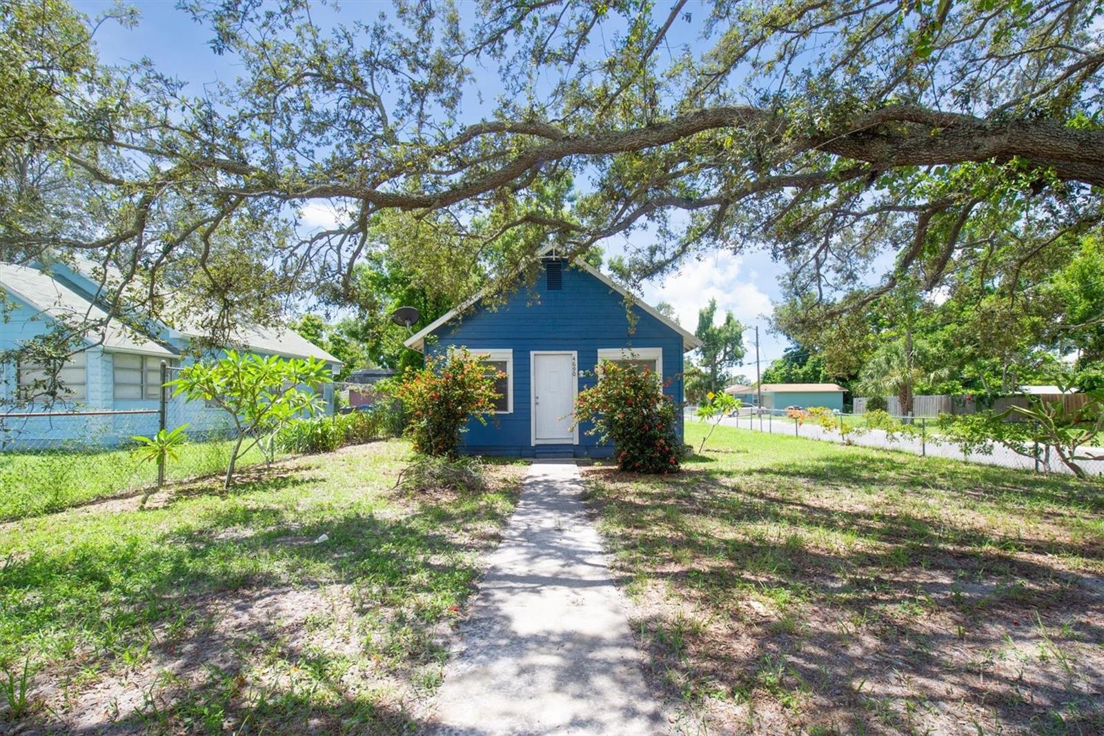 Welcome to this 3Bedroom 1Bath home that has been Tastefully Updated! Located in a HIGH and DRY area of St Pete! NON-Flood Zone and No Hurricane damage! This home Features All NEW PIPING (2025) A New Bathroom Remodel (2025) A New Water Heater (2024) Newer Luxury Vinyl Flooring and Much more! This home sits in a Corner Lot with a Big Fenced in Yard! Great for First Time Home buyers or as an Investment Property. Average Rent is between $2200/2300 a Month!!
LOCATION LOCATION LOCATION! Sitting Just outside of GULFPORT! Only a few Minutes from Downtown Gulfport and Gulfport Beach! Close to Downtown St.Pete and Only 10 mins away from the St Pete Beach and Treasure Island. Near Shopping and Dining and Only 25mins from Tampa International Airport.