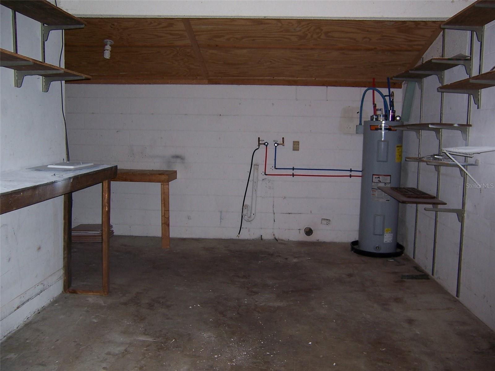 TWIN LAKES MANOR - Residential Lease