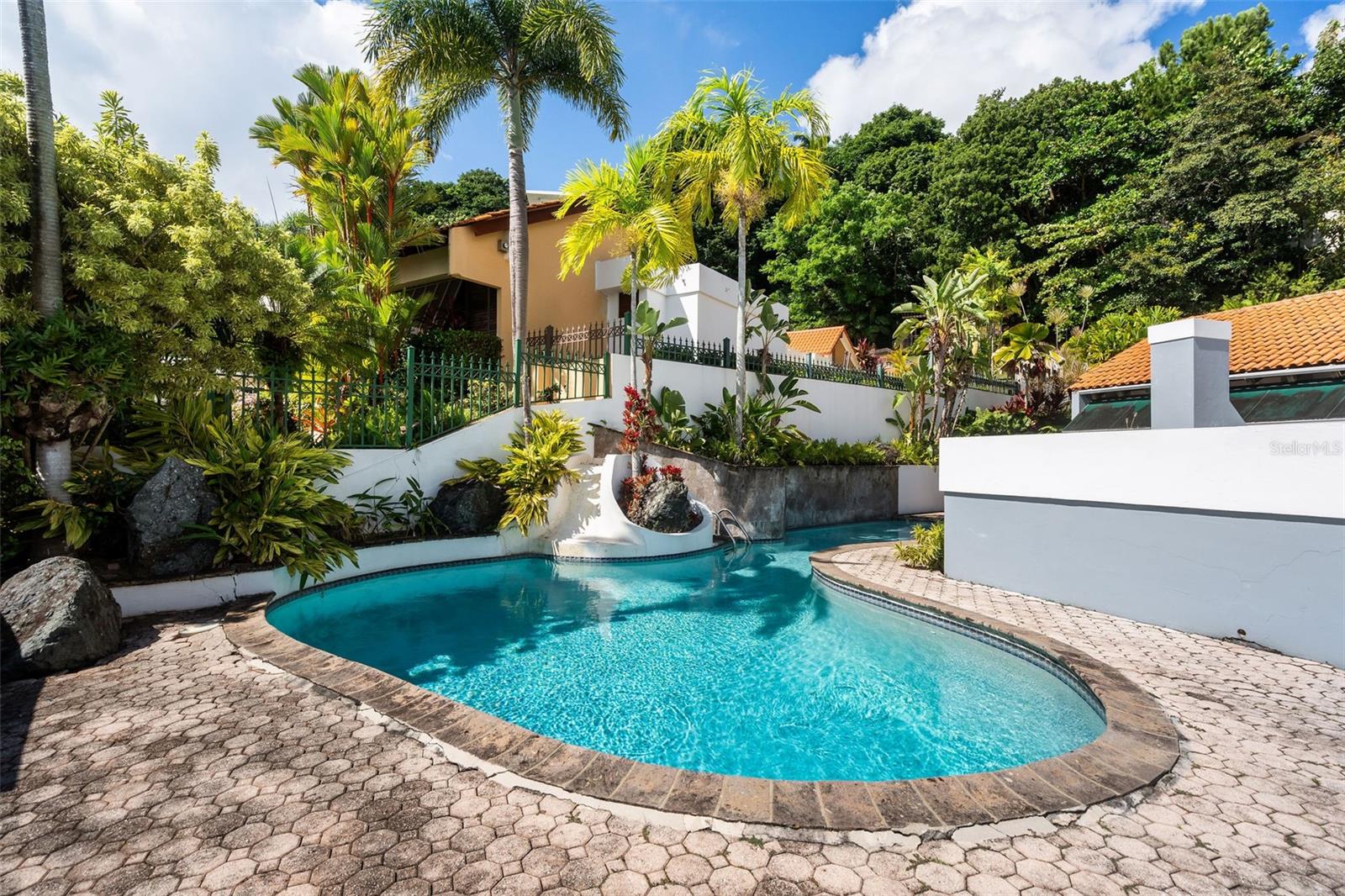 URB. LA COLINA - Residential