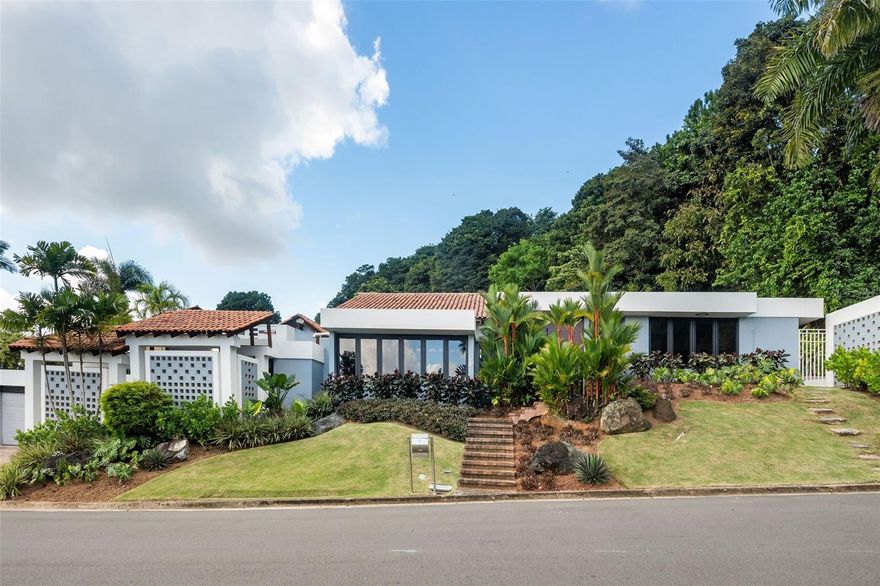 Located in the exclusive gated community of La Colina in Guaynabo, this impressive 3,700 sq ft split-level residence sits on a spacious 1,372 sq mt corner lot and showcases beautifully remodeled interiors with attention to detail throughout. High vaulted ceilings and floor-to-ceiling windows bring in natural light, creating a smooth connection between the indoor and outdoor spaces. The home benefits from great natural ventilation, and its corner location provides added privacy and a sense of openness. The updated kitchen and bathrooms feature high-end finishes, complemented by brand-new windows that enhance the unique style of the home. 

The generous outdoor space is ideal for relaxing and entertaining, featuring a private pool, terrace, outdoor grill, and plenty of room for gatherings. La Colina offers 24-7 security, along with amenities such as a tennis court, clubhouse, and playground. With only 60 homes, the community provides a peaceful and safe environment. It is also conveniently located near top schools, restaurants, supermarkets, and shopping.