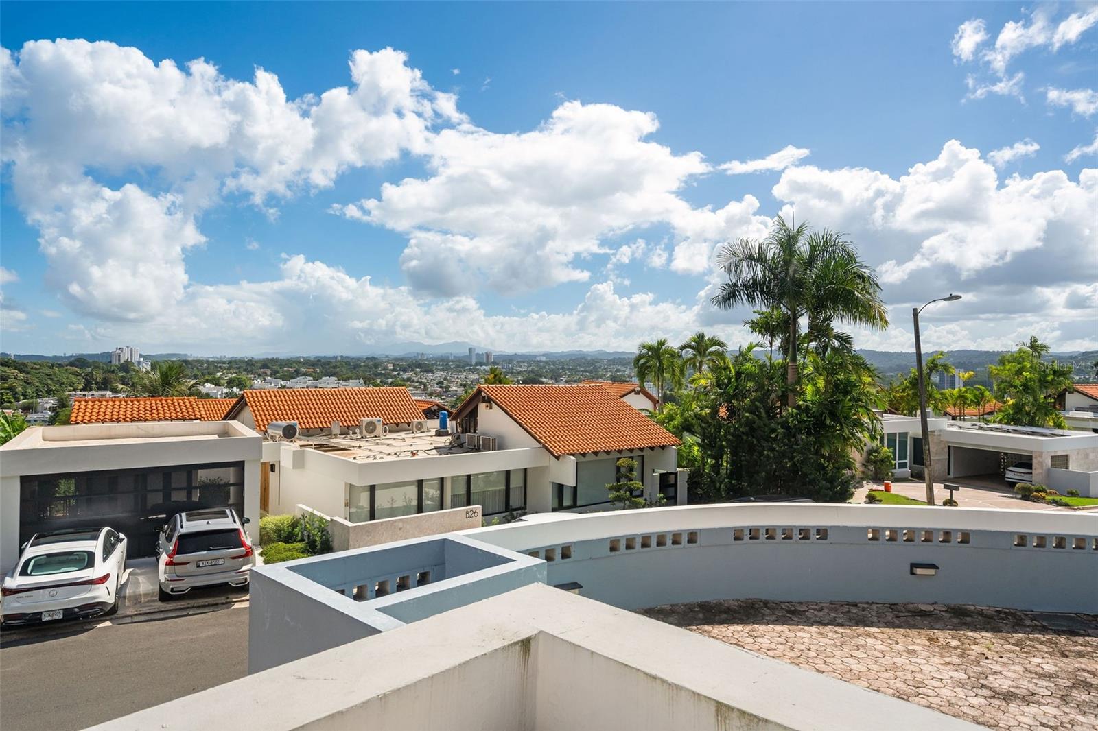 URB. LA COLINA - Residential