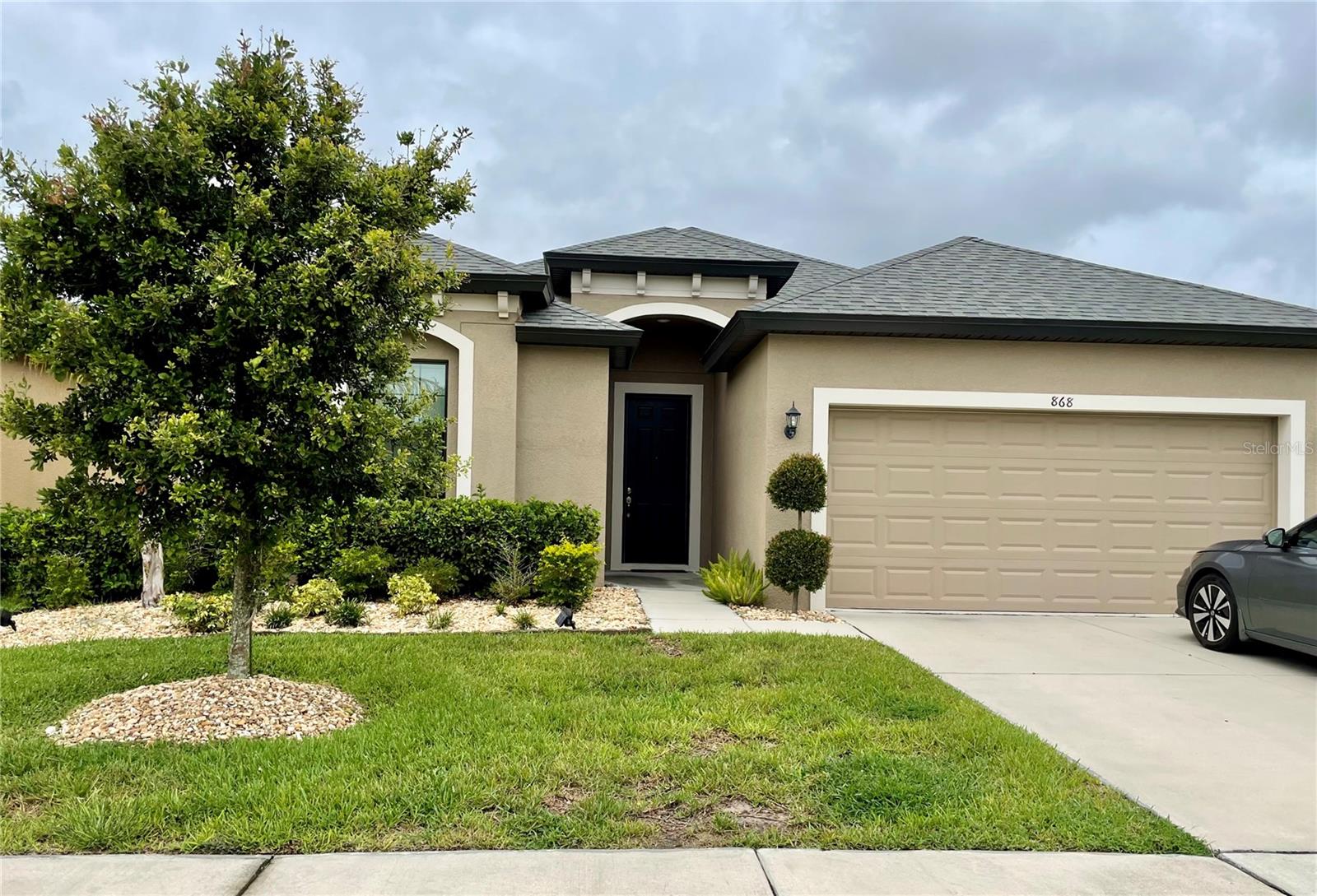 Beautiful William Ryan Home located in the Villages at Avalon. Open floor plan, split 4 bedrooms, 2 bath, 2 car garage. 42" dark espresso wood soft close cabinets with granite countertops in the spacious kitchen, Stainless Steel appliances, pantry closet. Breakfast bar overlooks the family/great room. Formal dining room separate. Sliding glass doors to screened in patio and oversized privacy fenced in yard. Wood looking plank tile throughout the main living areas. Fantastic oversized tiled walk in shower in the master bathroom with double vanities, granite countertops and spacious closets. Inside Laundry Room with washer & dryer. Community amenities include Community Pool, Clubhouse, Fitness Center and activities. Close to hospitals, shopping, restaurants, Suncoast Pkwy. Pest control and lawn care included in rent.
Sorry no pets!