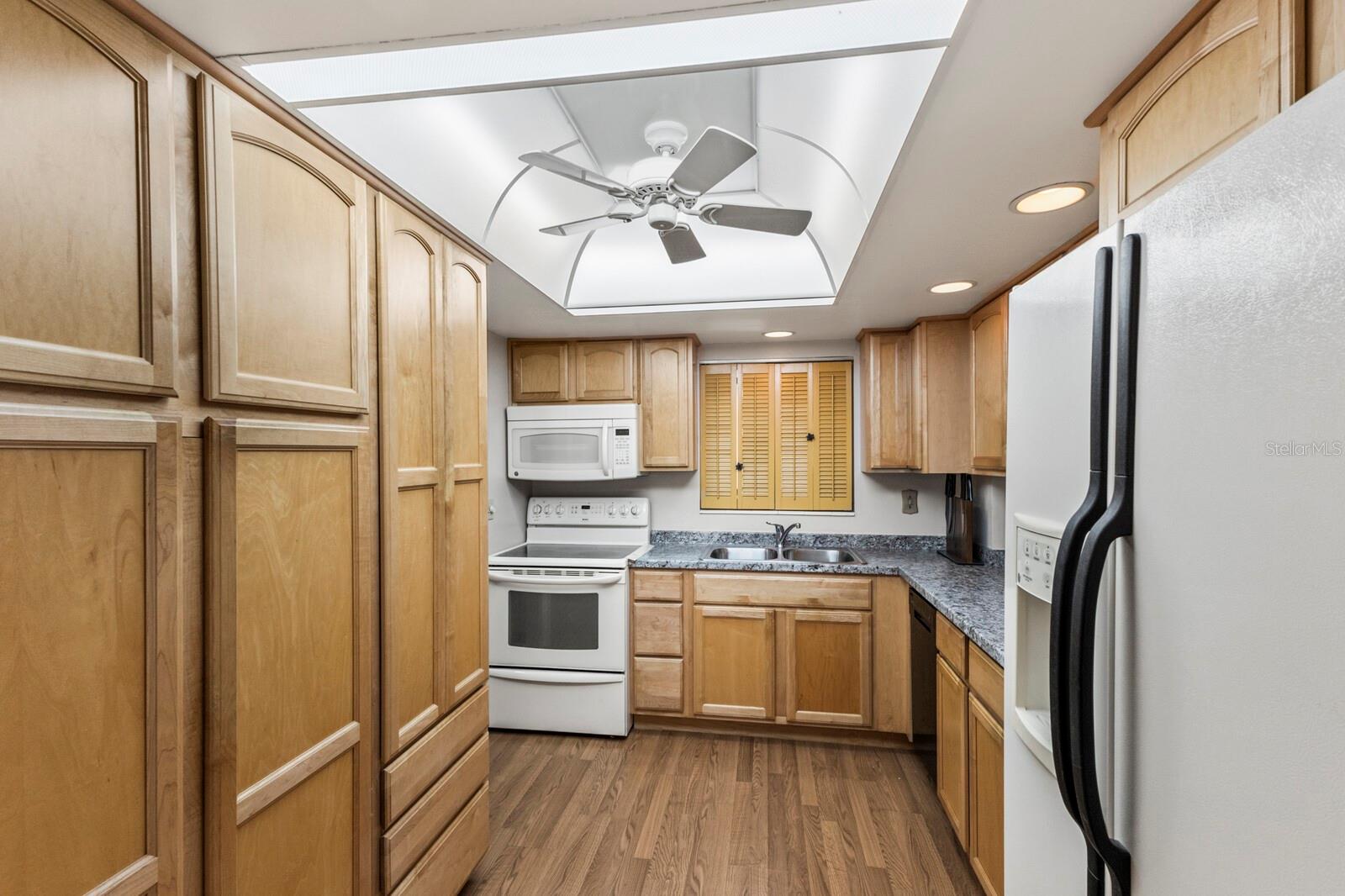 BAYSHORE ON THE LAKE APTS SEC 2 - Residential