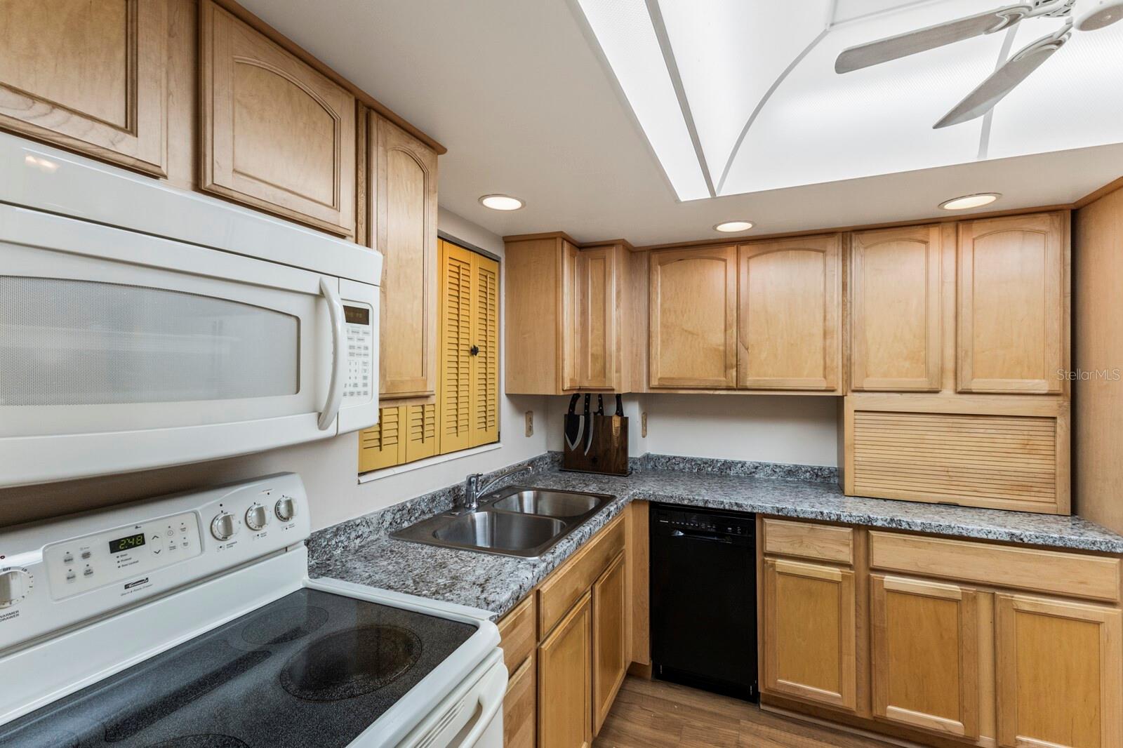 BAYSHORE ON THE LAKE APTS SEC 2 - Residential