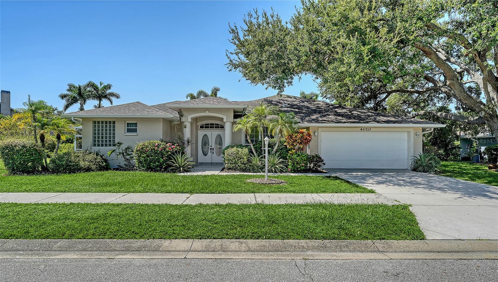 3bd/2ba with Pool, Renovated Primary Bed and Bath
Welcome to this newly updated 3-bedroom, 2-bathroom home located centrally in Sarasota, FL. This home boasts new flooring and a renovated kitchen, complete with granite countertops and stainless steel appliances. The primary bedroom and bath has been completely renovated!
The floor plan includes a spacious living room and dining room, perfect for entertaining or simply enjoying a relaxing evening at home.
The home also features an attached 2-car garage, yard space, and private pool that is screened in for a bug free night to unwind.
Green Tree is an HOA community. Garbage pickup is included.
You’ll be in the Ashton Elementary, Sarasota Middle, and Riverview High school zones.
Please note, NO pets are allowed.
