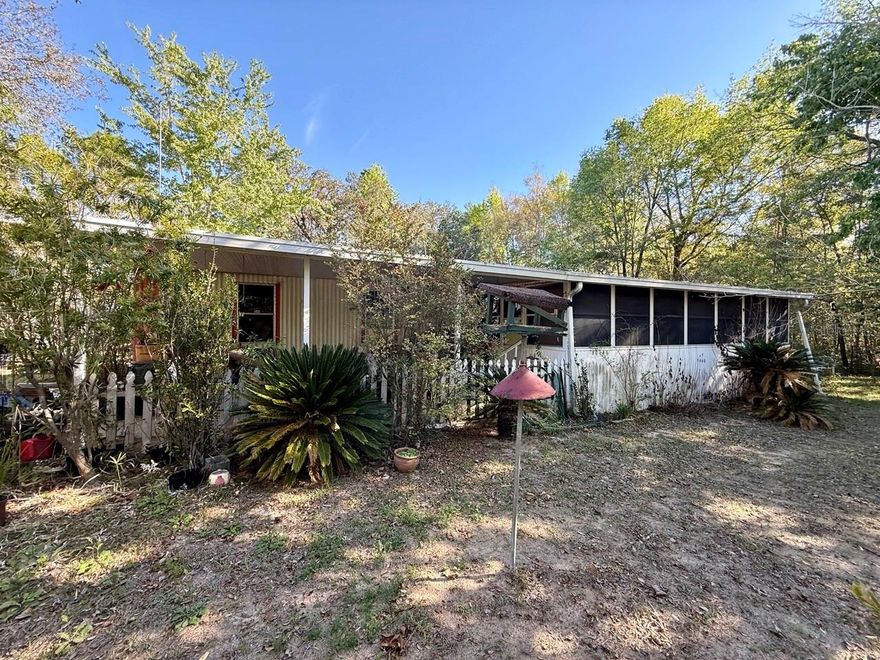 Great investment opportunity! A fixer-upper 2/2 1993 single wide on over 1/2 an acre in a quiet neighborhood between Bronson and Williston.