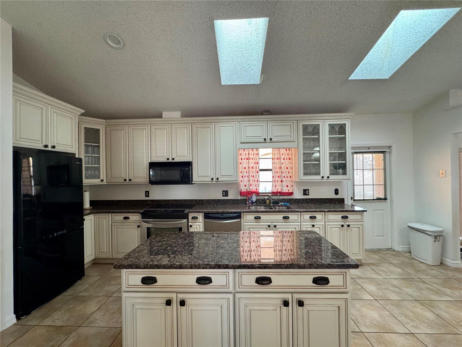 WHISPER LAKES - Residential