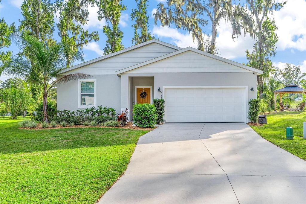 Photo of 944 Belle Oak Drive, Leesburg, FL 34748 (MLS # G5103563)