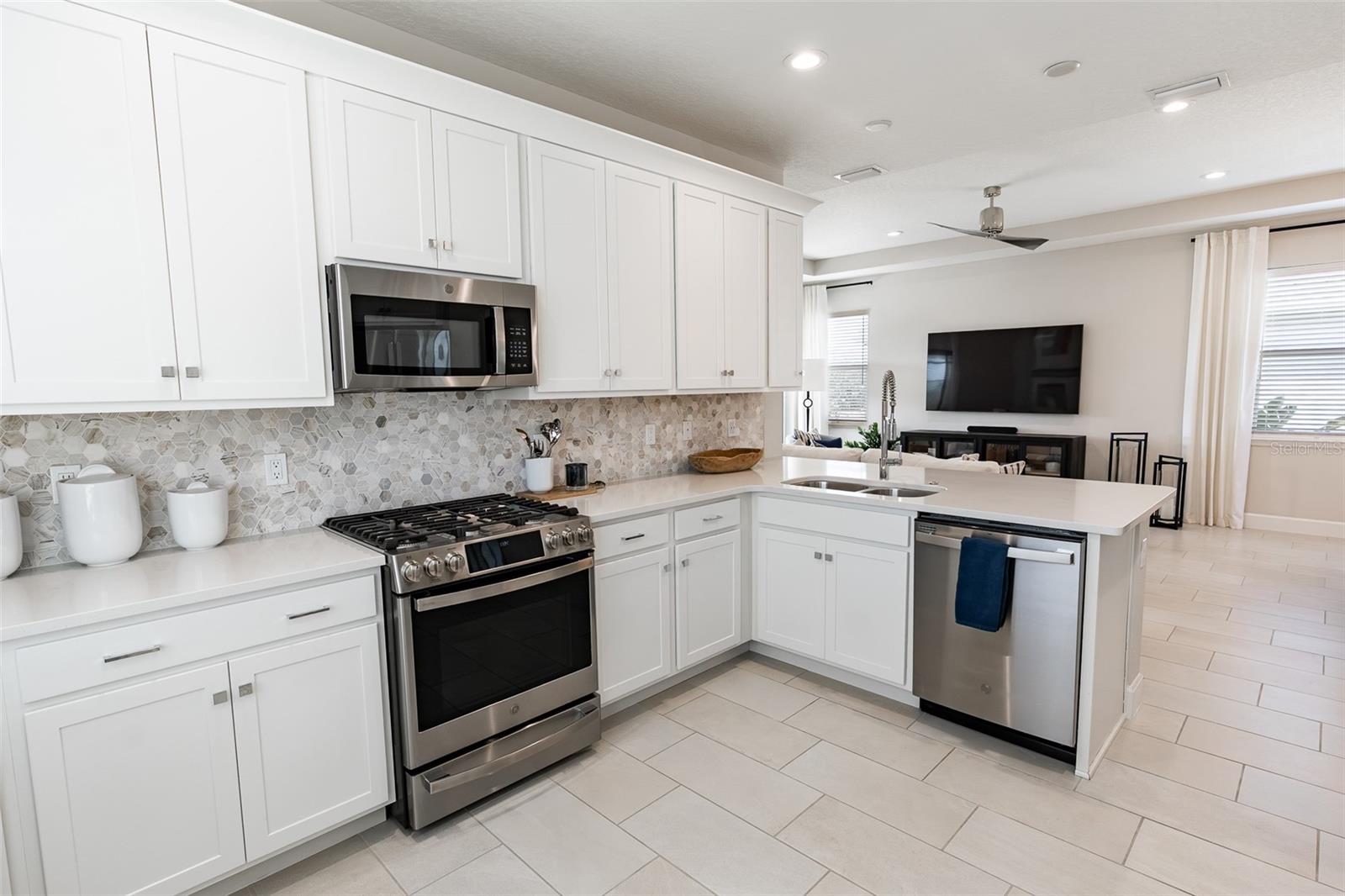 1204 VICTORIA HILLS DRIVE N