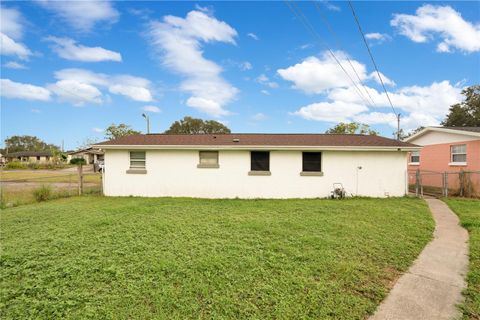 A home in LAKE WALES