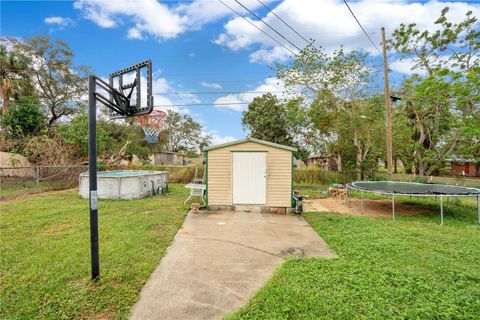 A home in LAKE WALES