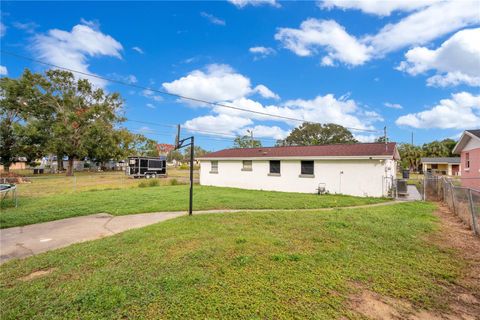 A home in LAKE WALES