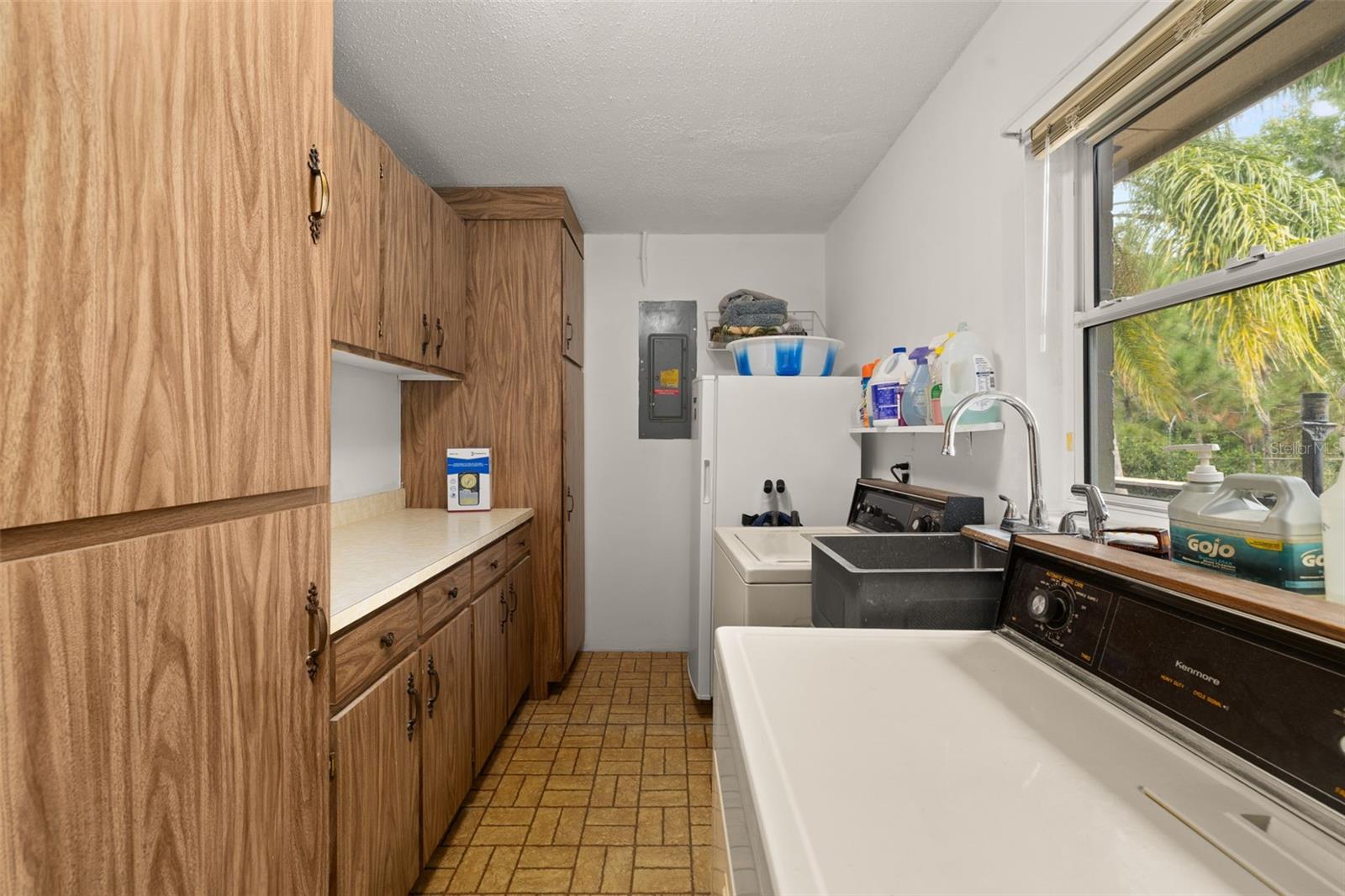 BREEZY POINT PARK - Residential