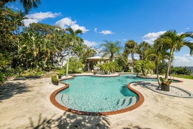 PART OF S 1/2 OF SW 1/4 LYING E OF US HIGHWAY 1 AS - Residential