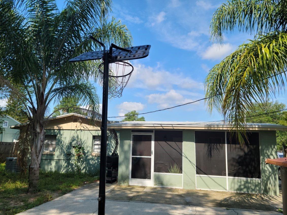 661 ENCINO WAY