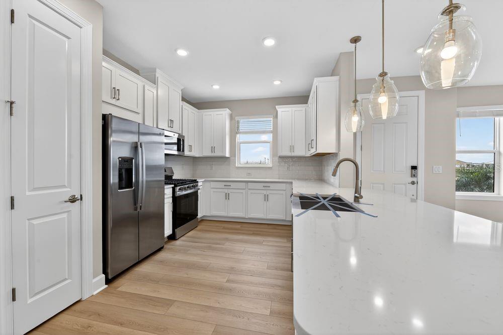 7487 MOONBEAM AVENUE