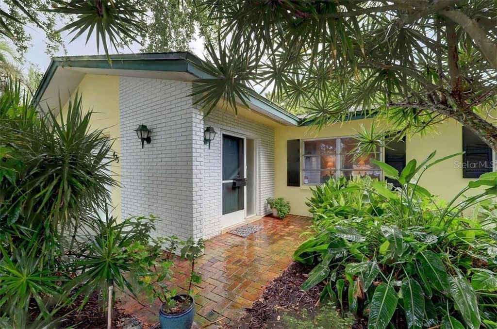 Photo of 473 Lewis Boulevard SE, St Petersburg, FL 33705 (MLS # TB8484708)