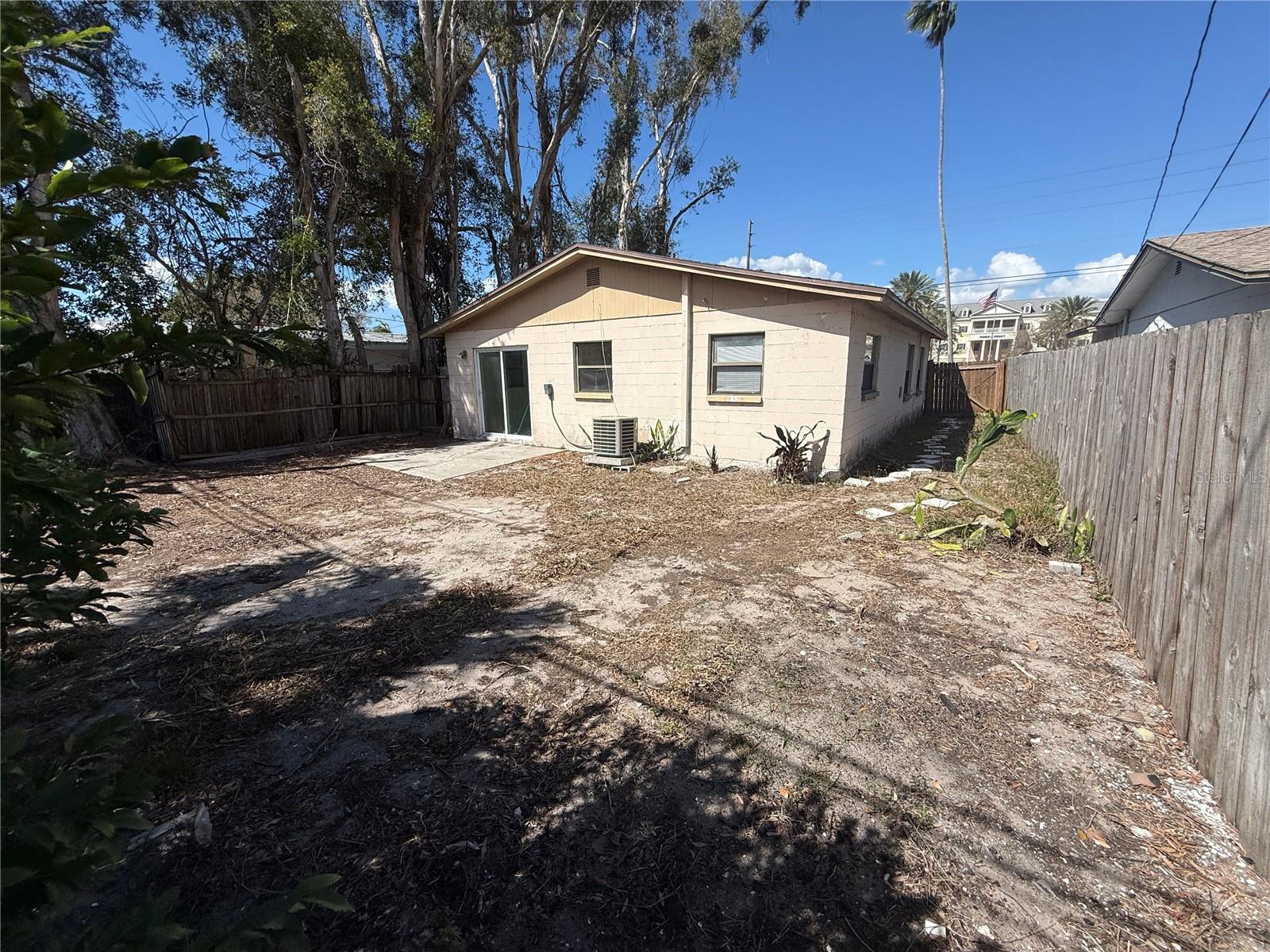 TWIN LAKES MANOR - Residential