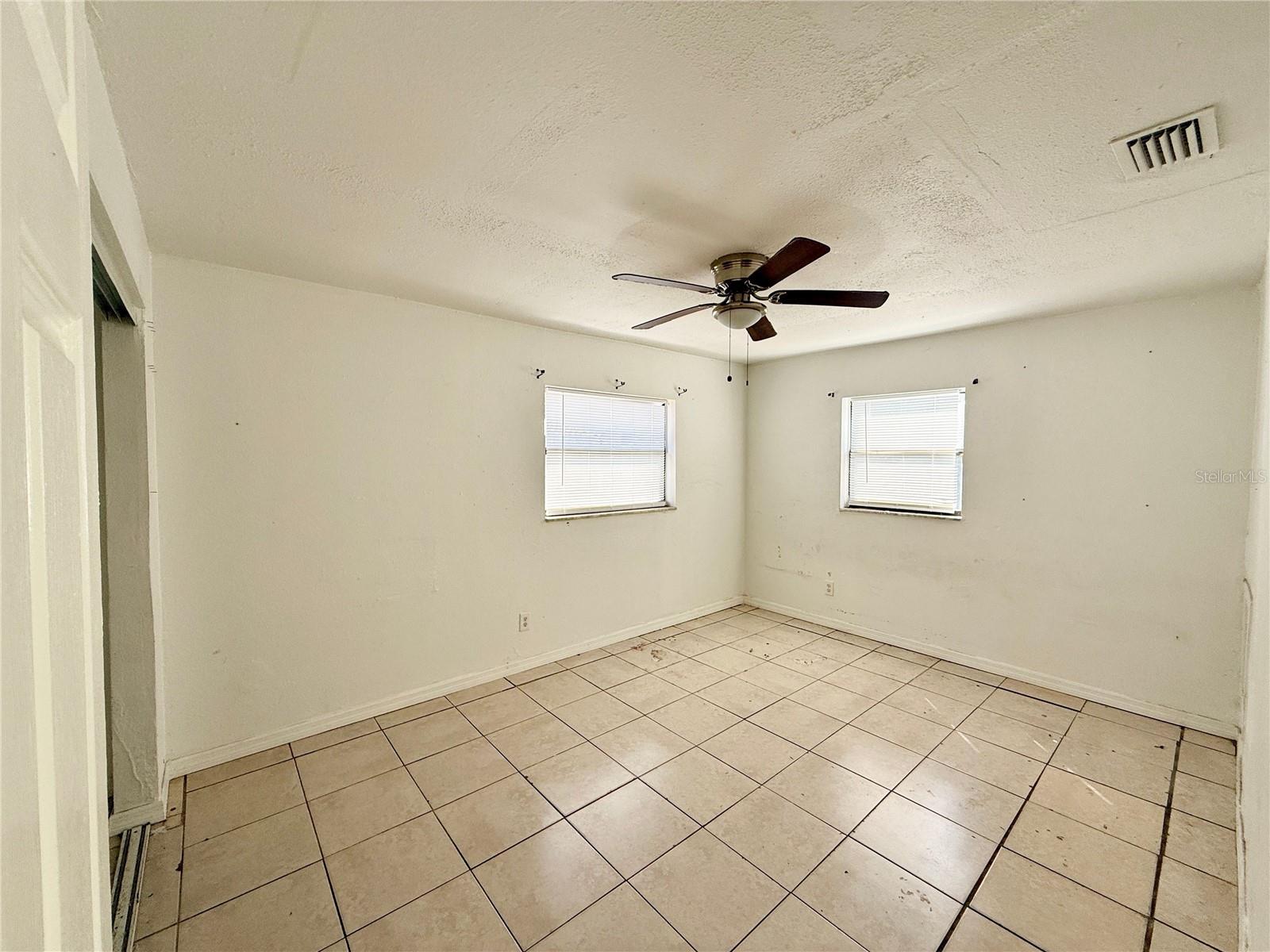 TWIN LAKES MANOR - Residential