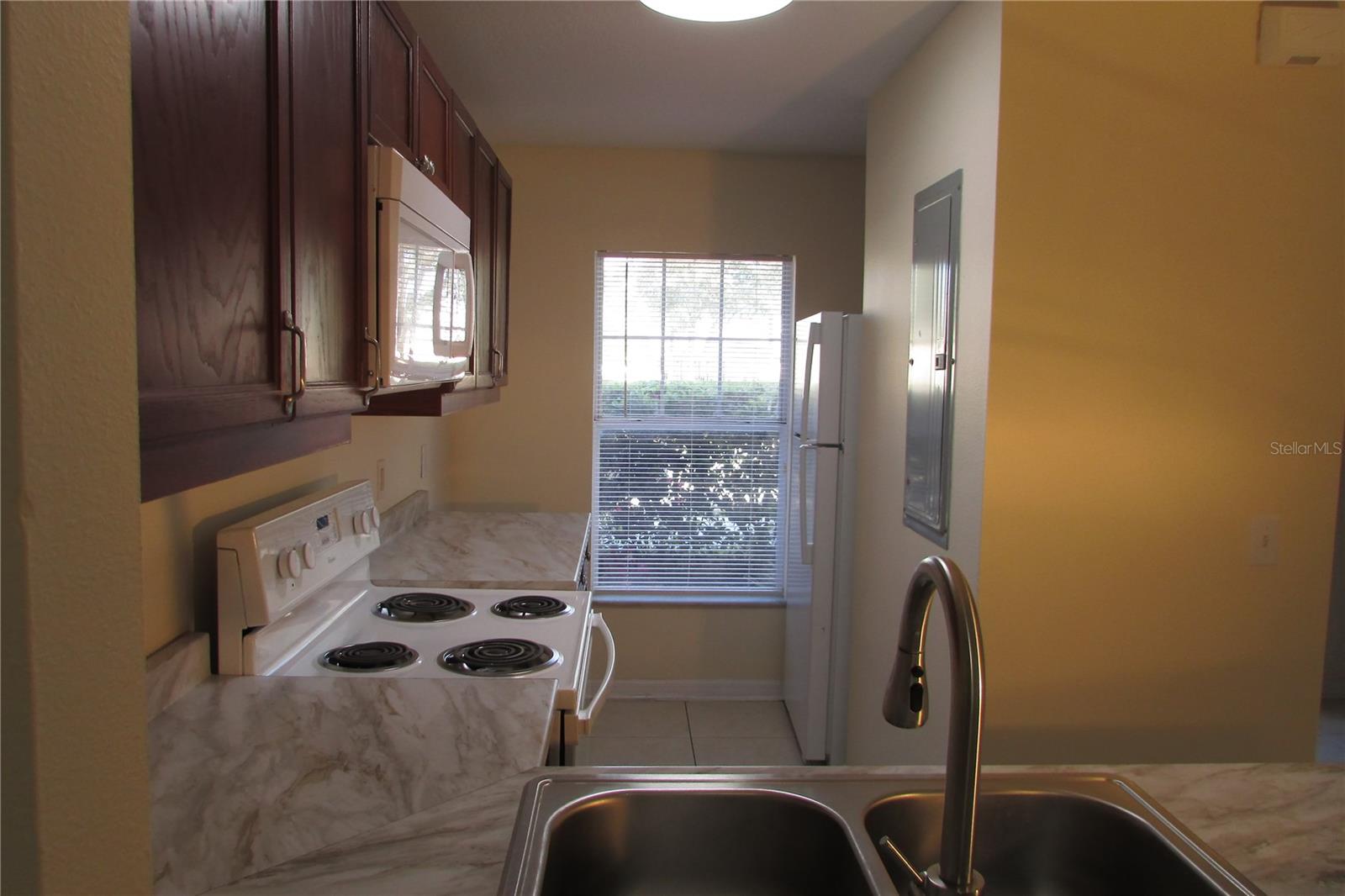 AUTUMN LANE TWNHMS CONDO - Residential