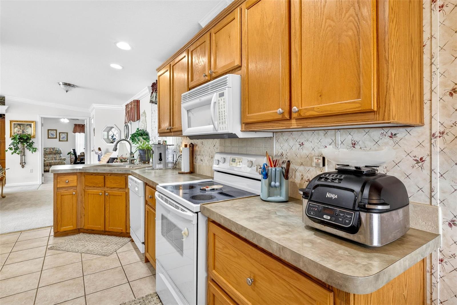 HAMPTON COURT UNREC - Residential