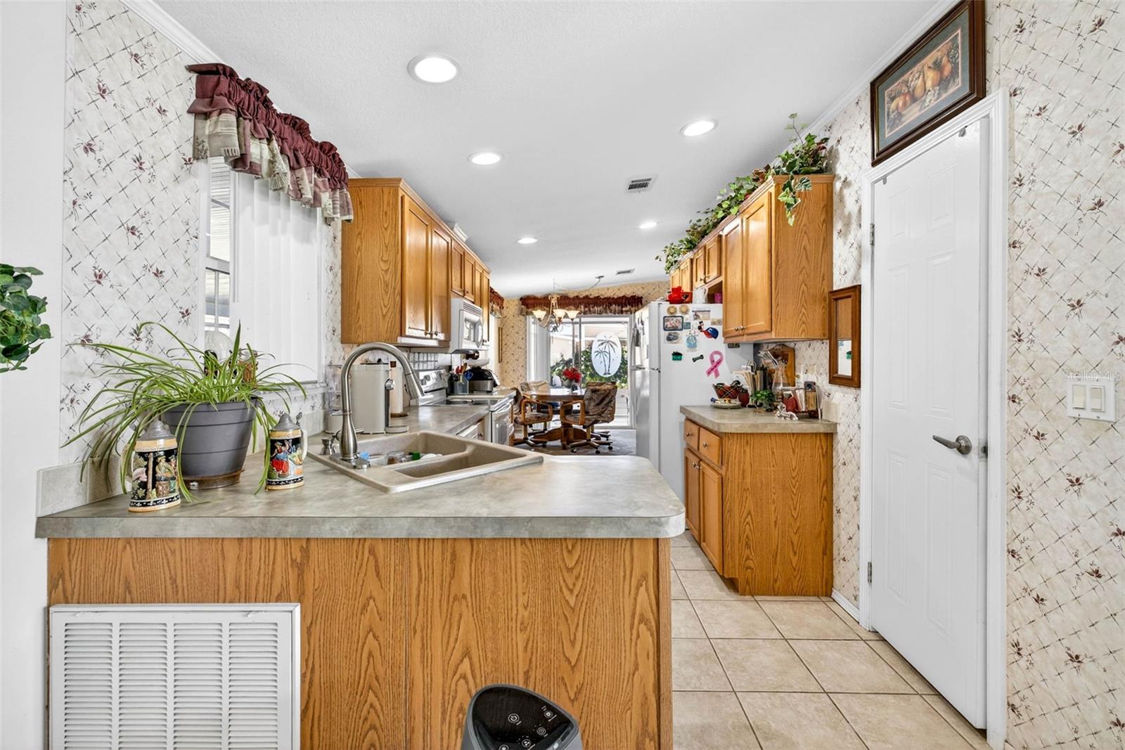 HAMPTON COURT UNREC - Residential