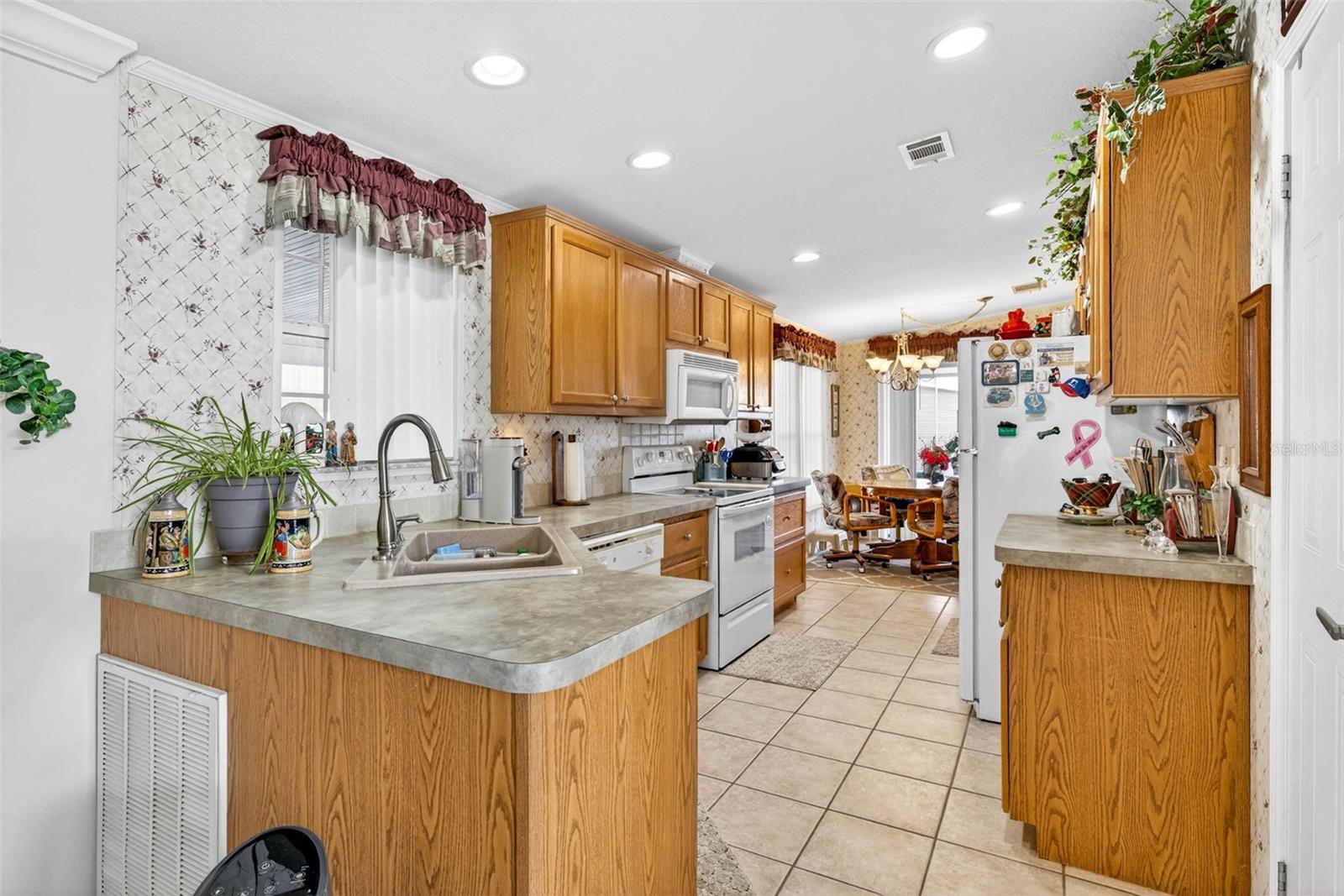 HAMPTON COURT UNREC - Residential