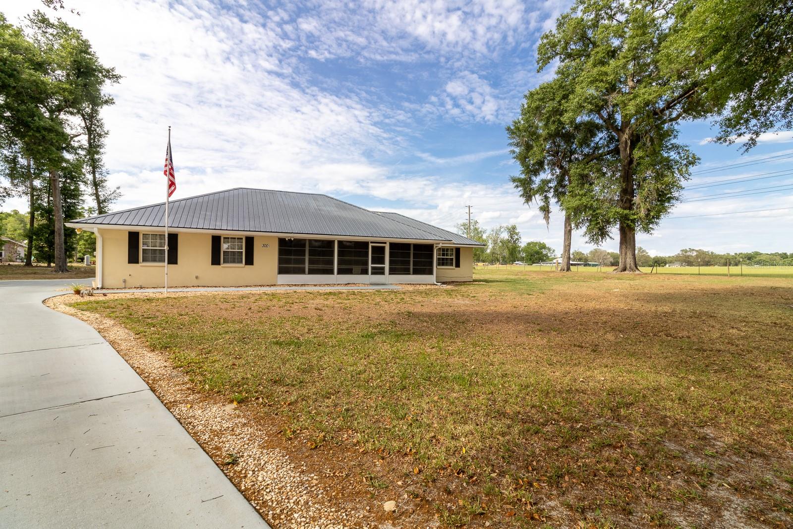 300 SW BRIGHTON COURT