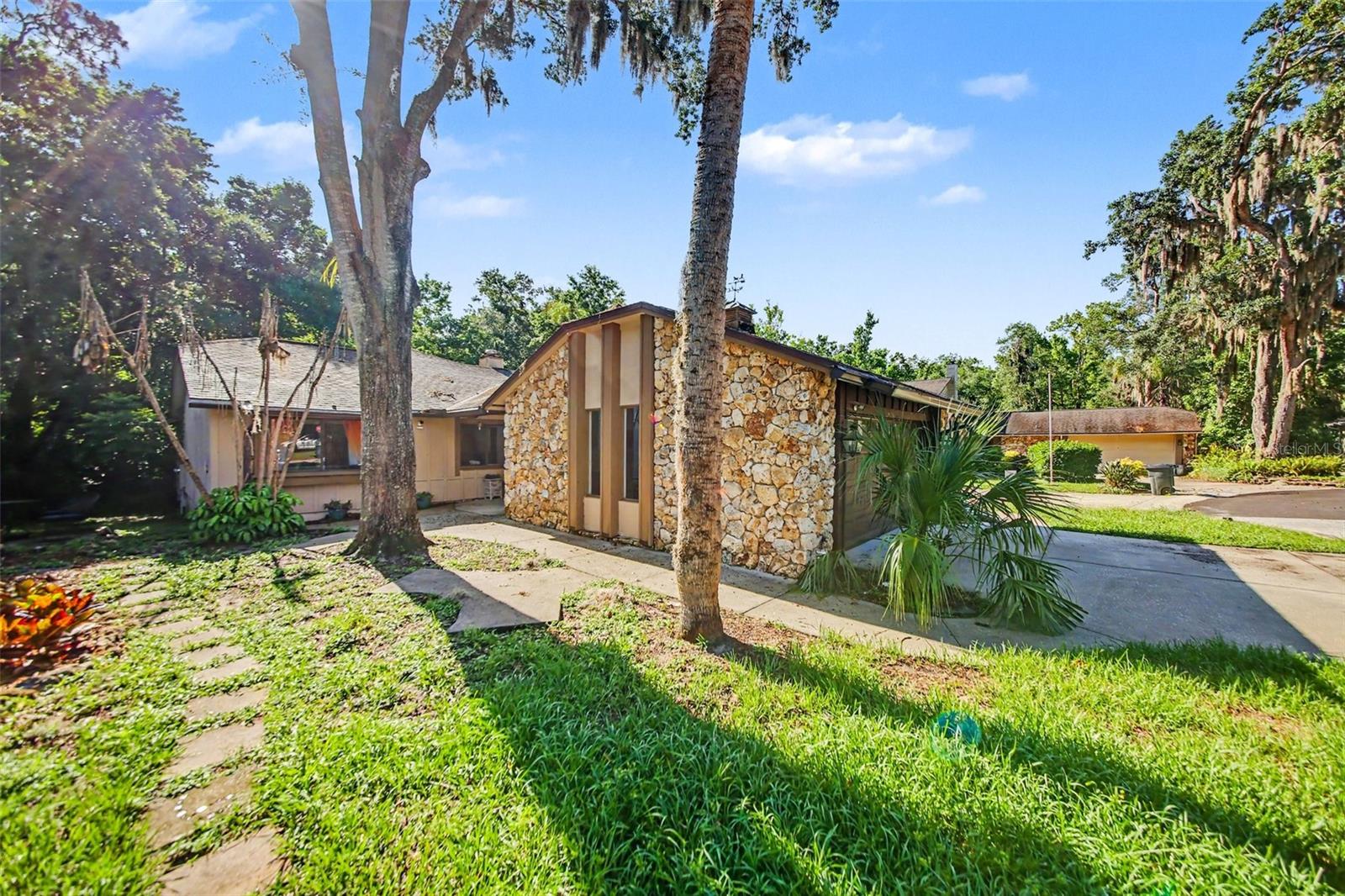 5 CREEKSBRIDGE CT