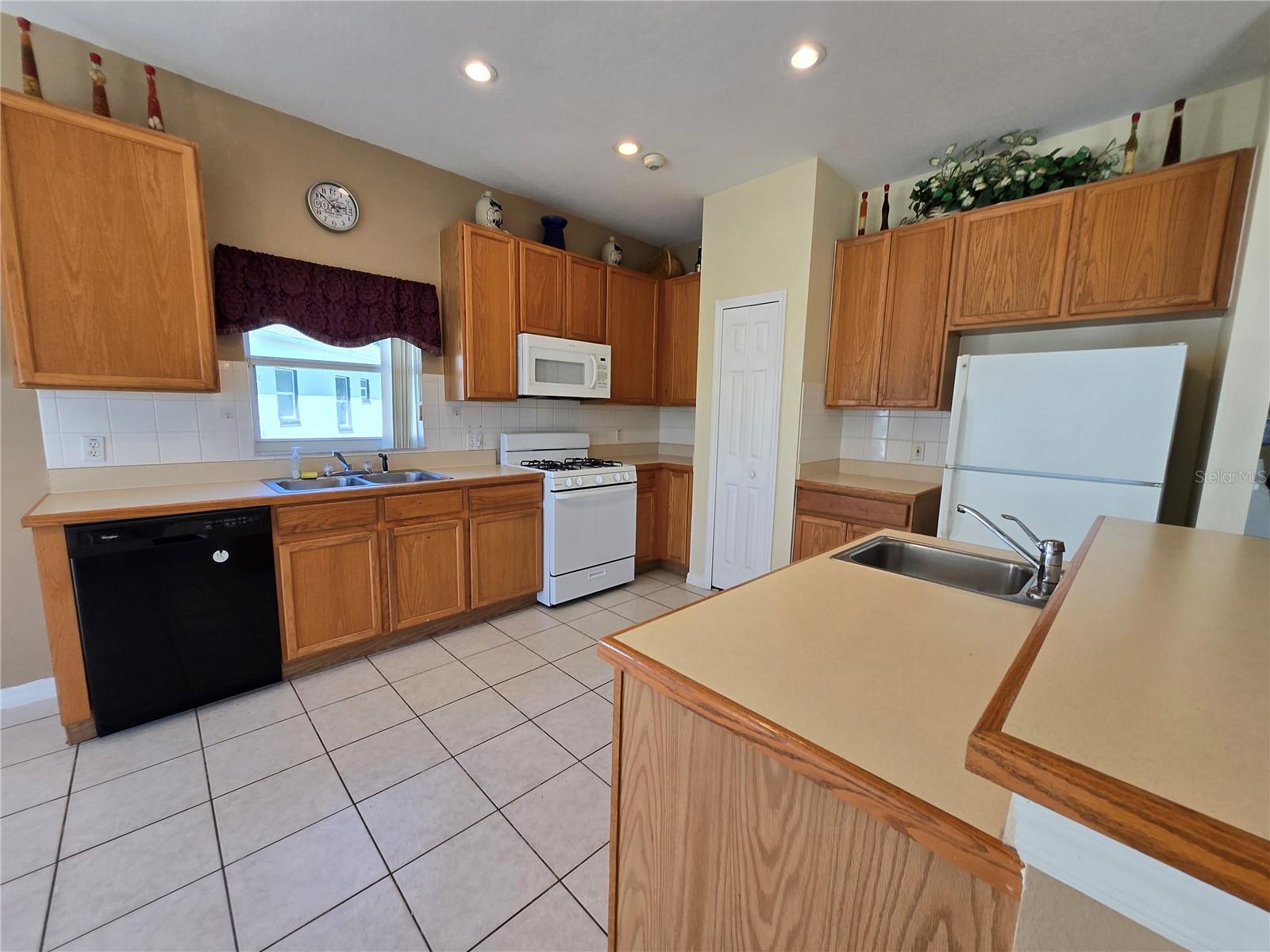 ASTER COVE AT CRESCENT LAKES - Residential Lease