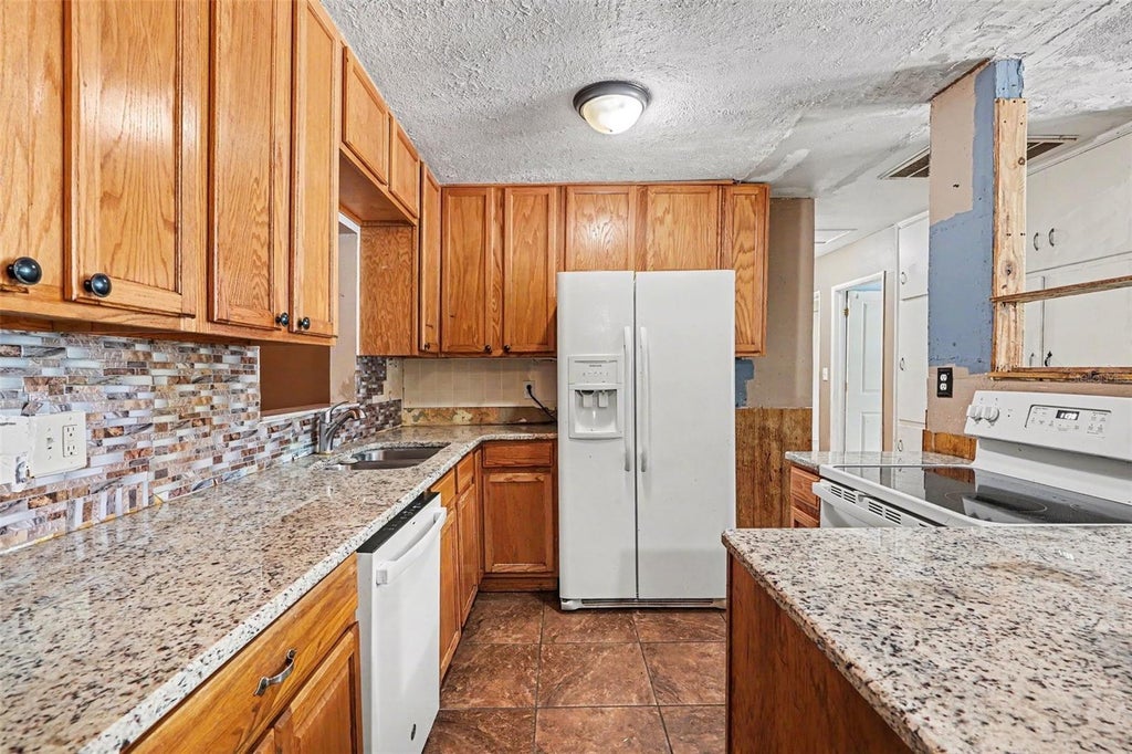 Photo of 521 Green Cir, Fort Meade, FL 33841 (MLS # TB8518272)