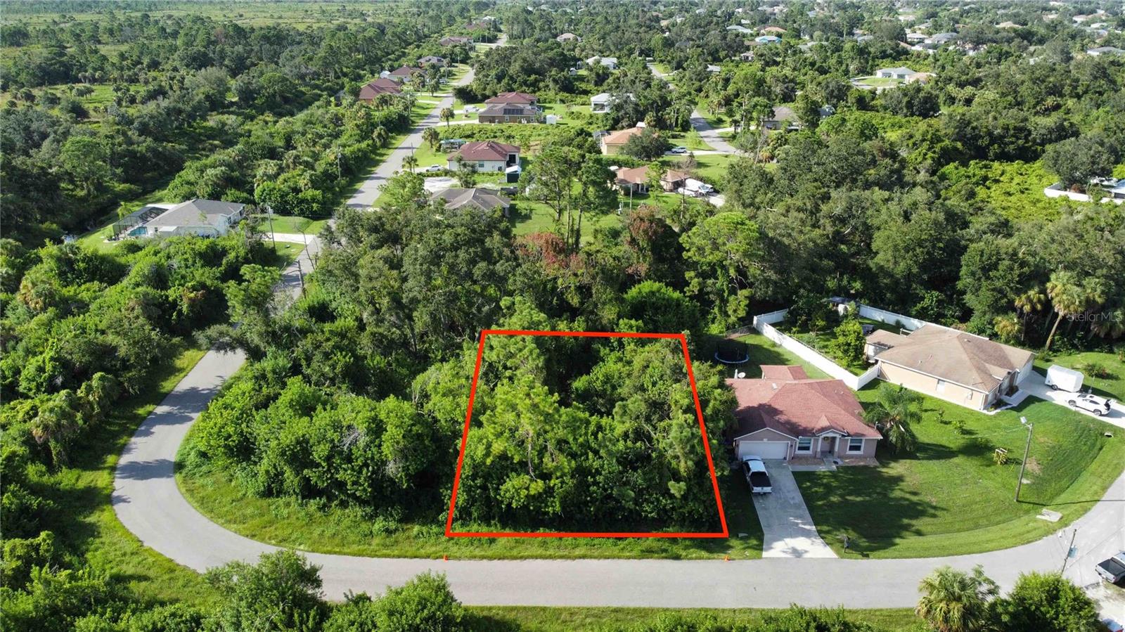 West North Port lot with no restrictions or HOAs. Area of newer, larger homes. Close to schools and all services. Stone's throw to Warm Mineral Springs, Legacy Trail Extension trailhead. No scrub jays or other issues. Neighborhood of nice homes and active new home construction. Within 20 minutes drive distance to the beach and Venice. Minutes to the Atlanta Braves stadium, the master-planned Murdock Village area and the upcoming Downtown Wellen development.
** Full price offers only on this property **
