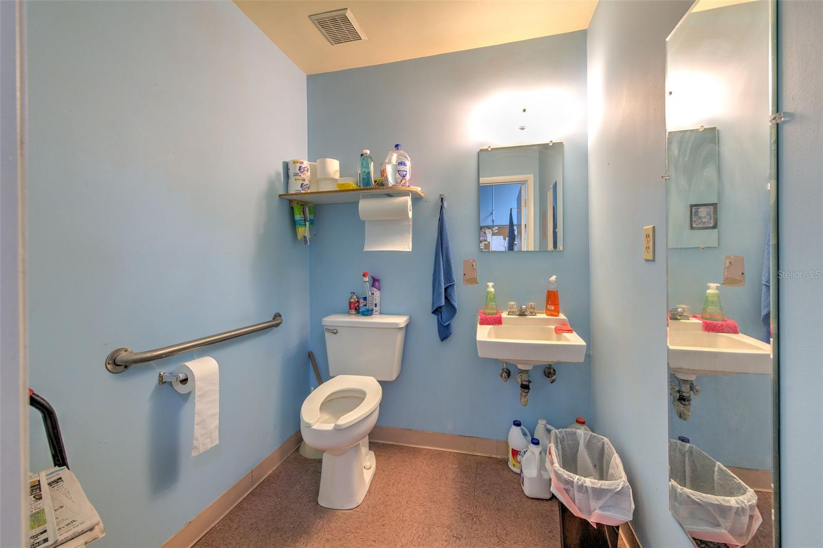 Main image without alt text