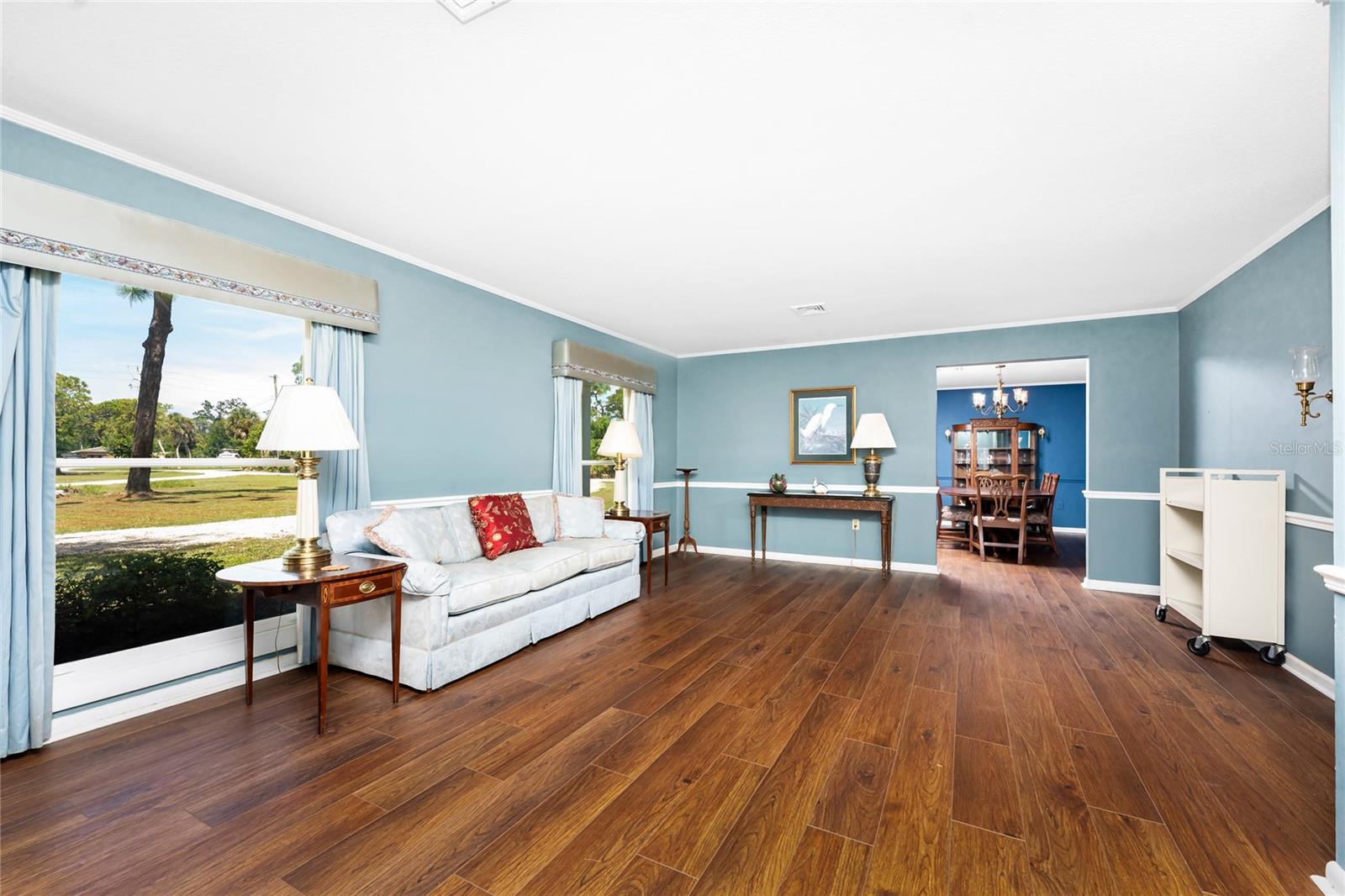 1120 LARCHMONT DRIVE