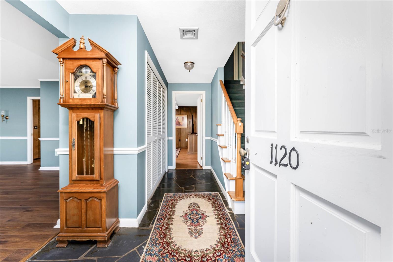 1120 LARCHMONT DRIVE