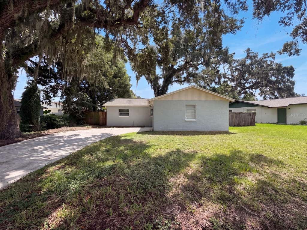 Photo of 121 Inwood Circle, Brandon, FL 33510 (MLS # O6436784)
