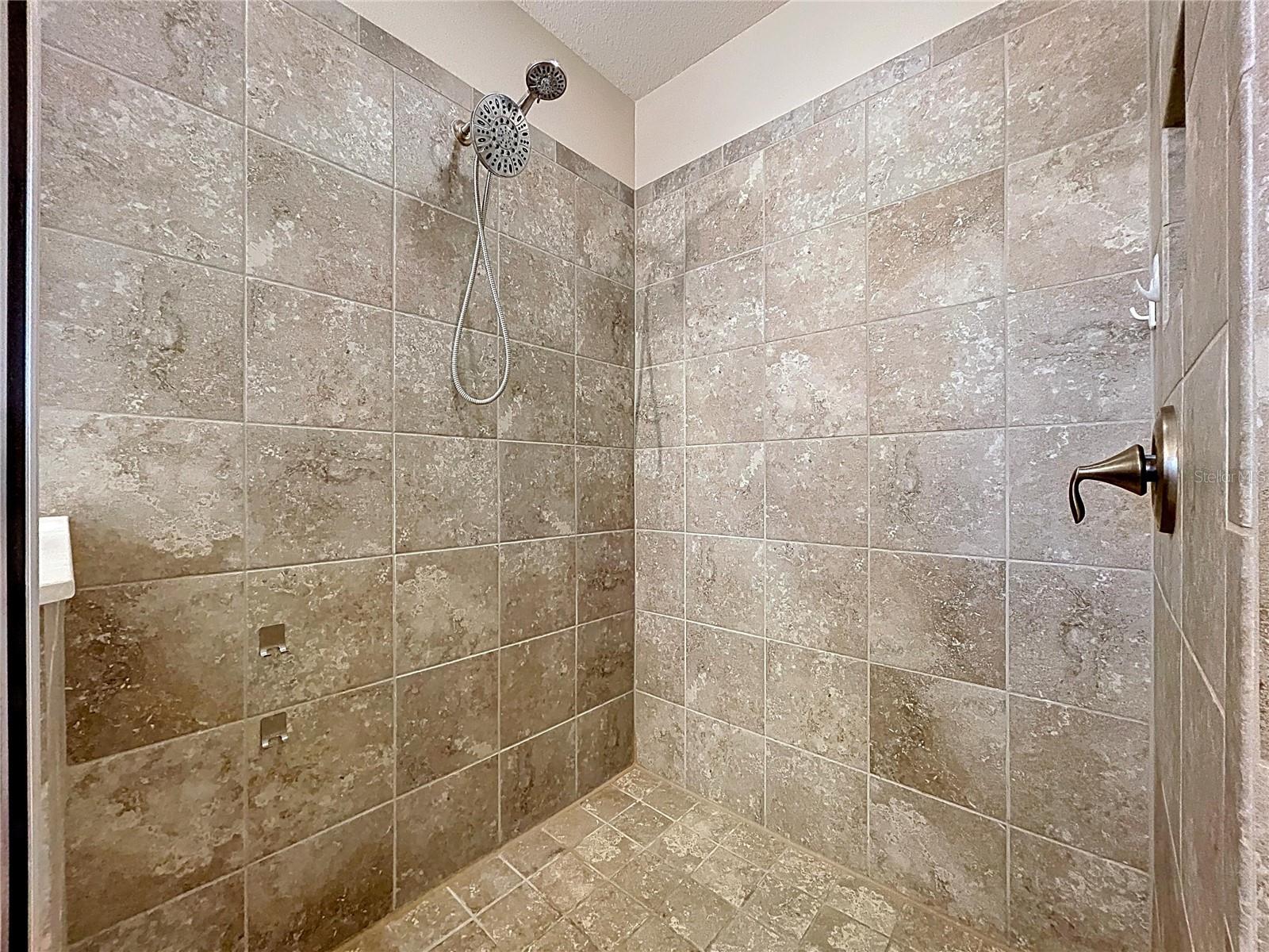 COLONNADE - Residential